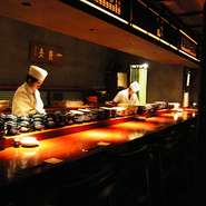 プライベート感を重視した、のれんでさえぎられた半個室は、2名～6名様まで対応な3室を用意。また、座り心地の良いレザーチェアーのゆったりとしたカウンター席も、二人の距離を縮めるのに最適です。
　