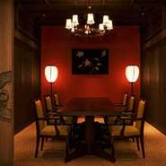 朱赤の壁やアンティークシャンデリアが飾られ、重厚な扉が付いたバンケットルームは、和の欄間や時代物の家具など独特な雰囲気であふれています。3名様～50名様まで着席可。立食の場合、100名様まで利用できます
　