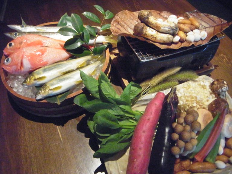 厳選して仕入れる海の幸、山の幸