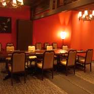 会社の皆様や親しい方との１年の締めくくりを「伊勢門本店」で。
伊勢志摩の厳選された食材を使いおもてなし致します。
重厚でノスタルジックを感じる人気の個室は早めの御予約がおすすめです。
飲み放題の御用意。