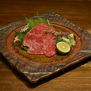 松阪牛の赤身肉をベリーレアで炙り、牛刺しのような薄造りでお出しいたします。