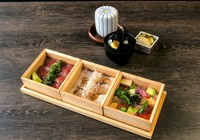 伊勢まだい・松阪牛レアステーキ・バラちらしの三色重、赤出汁、寄せもの、香の物