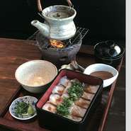 お重、胡麻ダレ、小吸赤出汁、寄せもの、香の物、出汁茶漬けセット

真鯛の焼き霜造りをお重仕立てに。
自慢の胡麻ダレがよく合います。
お重でも鯛茶でも絶品です。