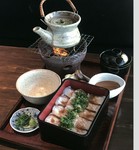 お重、胡麻ダレ、小吸赤出汁、寄せもの、香の物、出汁茶漬けセット
真鯛の焼き霜造りをお重仕立てに。
自慢の胡麻ダレがよく合います。
お重でも鯛茶でも絶品です。