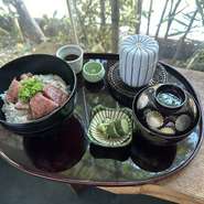 松阪牛サーロインステーキ丼、赤出汁、寄せもの、香の物