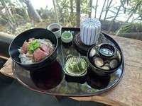 松阪牛サーロインステーキ丼、赤出汁、寄せもの、香の物