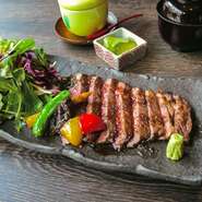 松阪牛サーロインステーキ、ご飯、赤出汁、寄せもの、香の物