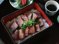 松阪牛サーロインステーキ重、赤出汁、寄せもの、香の物