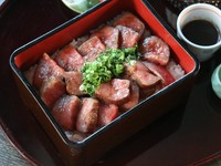 松阪牛サーロインステーキ重、赤出汁、寄せもの、香の物