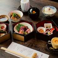 一の段　小鉢三種
二の段　焼八寸

旬のお造り

季節の寄せもの
炊き合わせ
ご飯
赤出汁
究極のプリン