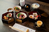 一の段　小鉢三種
二の段　焼八寸

旬のお造り

季節の寄せもの
炊き合わせ
ご飯
赤出汁
究極のプリン
