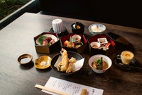 五十鈴川弁当に天麩羅盛り合わせが付きます