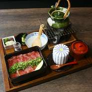 お重、小吸赤出汁、寄せもの、香の物、出汁茶漬けセット
※鮪の仕入れ状況により無くなる場合もございます