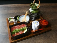 お重、小吸赤出汁、寄せもの、香の物、出汁茶漬けセット
※鮪の仕入れ状況により無くなる場合もございます