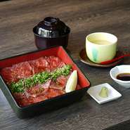 お重、小吸赤出汁、寄せもの、香の物、出汁茶漬けセット
お肉追加　竹と松も選べます