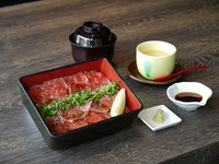 お重、小吸赤出汁、寄せもの、香の物、出汁茶漬けセット
お肉追加　竹と松も選べます