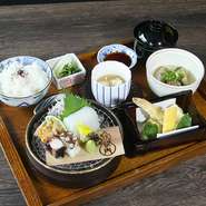 旬のお造り、天麩羅、焚き合わせ、ごはん、赤出汁、寄せもの、香の物