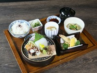 旬のお造り、天麩羅、焚き合わせ、ごはん、赤出汁、寄せもの、香の物