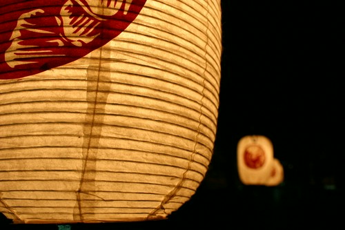 夜、メインダイニングに点される提灯