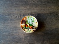ヘルシーで美味しい　からだにもやさしい
under４９０kcal
軽めのおかずと季節のごはん