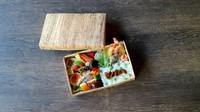 小鉢、八寸、炊き合わせ、天麩羅、季節のごはん
※エコな貸し出し松花堂弁当箱も承ります