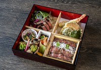 小鉢、八寸、炊き合わせ、天麩羅
松阪牛ステーキ、松阪牛ローストビーフ重
※ワンウェイ竹籠とわっぱ弁当箱でもご用意できます