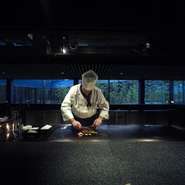 【2024Xmas鉄板】
食材を高温で一気に焼き上げ、旨みを逃すことなく閉じ込め食材のおいしさを引き出す料理人の腕で調理されたお料理と共に大切な方とのひと時をお愉しみ下さい。