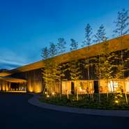 建築家・隈研吾氏の洗礼された和モダンを感じさせるデザイン。
しっとりとした和の空間で、食の宝庫宮崎の四季折々の旬の素材をふんだんに使った会席料理とライブ感溢れる鉄板焼きを、心ゆくまでお楽しみ下さい。