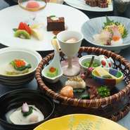 前菜からデザートまで全十品の会席コースです。
季節感のあるお料理と美味しい宮崎牛のステーキも堪能できます。
喜ばれること間違いなしです。お座敷（掘りごたつのお部屋）で、ゆっくりお食事できます。

