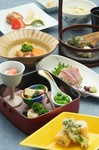 旬の素材を使った季節の食材を籠盛りで提供。気軽にお楽しみいただけるランチのメニューです。