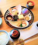 ■前菜
季節の小鉢盛り合わせ
旬魚のお造り
茶碗蒸し
■食事
宮崎県産ヒノヒカリ御飯
赤出汁 香の物
■甘味
自家製菓子
少食の方、ご多忙の方もお愉しみいただける籠膳です。
