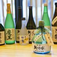 鉄板焼きに合うワインをはじめ、焼酎や日本酒も多数取り揃えています。