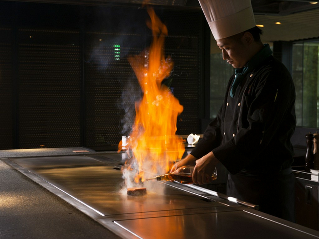 目の前で行われる　「フランベ」のライブ感