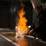 目の前で行われる　「フランベ」のライブ感