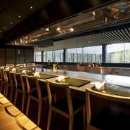 広々とゆとりをとったカウンター席