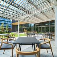 緑に囲まれた開放的なテラス席でお食事をお愉しみいただけます。さわやかな風に吹かれながらのひと時をご友人やお仲間の皆さんと共にお過ごしください。