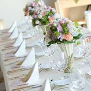 結婚式場と同じ敷地にあるレストランだから、結婚式のノウハウはパーフェクト。知識と経験で様々な提案も可能です。普段バンケットで結婚式をしているスタッフがレストランウェディングも行うので、ご安心ください。