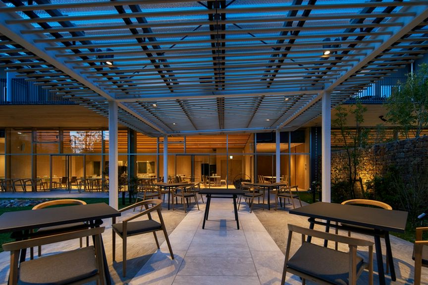 昼と夜で違った雰囲気を見せる大人の空間