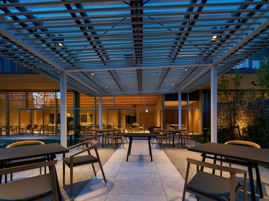 昼と夜で違った雰囲気を見せる大人の空間