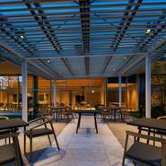 広々としてゆとりをとったレイアウトで、ゆっくりくつろげる店内。テラス席も完備しており、夜のライトアップされた雰囲気はとってもオシャレ。