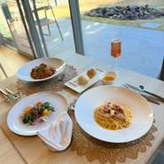 11月の月替わりランチは
【ワタリガニのクリームソースパスタ】or【若鳥と野菜のトマトソースパスタ】
・オードブル
・パン2種
・スープ
・パスタ（2種から選択）
