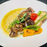 目の前の鉄板で焼き上げたばかりの宮崎牛・野菜をふんだんに使用したFOREST特製グリーンカレー。