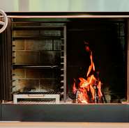 目の前で薪を使って焼き上げるスタイル