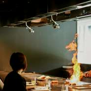 10名様のカウンターテーブルで宮崎牛を焼き上げる