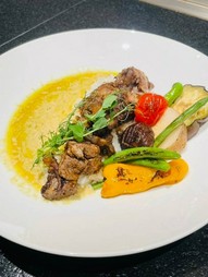 目の前の鉄板で焼き上げた宮崎牛・野菜をふんだんに使った特製グリーンカレー