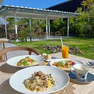 11月の月替わりメニューは、シェフこだわりの２種のパスタランチ。オードブル・スープ・パン２種・パスタ（お米豚ベーコンとキノコのクリームパスタ　OR　島浦真鯛とムール貝のペペロンチーノ）