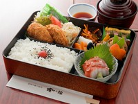 クリームコロッケ(日替わり)、煮物、刺身、玉子焼、他、汁付で、900円というお得なお弁当です。