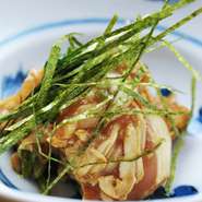 「いつでも新鮮なものを食べていただくために、その日使い切る分しか仕入れません」とのこと。生でも食べられるほどのささみや、丁寧に下処理をほどこしたレバーなど、さまざまに舌を楽しませるメニューが並びます。