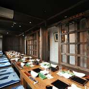 以前あった場所から引っ越したという【やきとり福住】では、旧店舗で使用していた内装を流用しているそう。ここは通称「座敷牢」の名で親しまれる、2階のお座敷。物騒なふたつ名とは裏腹に、心安らぐ空間です。