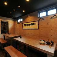 粋なインテリアでまとめられた店内は、くつろげる空間となっています。ゆったりとくつろぎながら、上質な焼鳥をいただく女子会がおすすめ。シーンに合わせて選べる多彩なコース料理と、豊富なドリンクも魅力です。